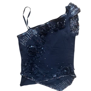Svart oneshoulder topp paljetter karen millen y2k vintage - Snygg svart oneshoulder topp dekorerad med glittrande paljetter och vackra blommor. Strl 10 men passar mig som S. Dragkedja på sidan. 