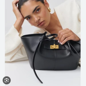 Väska från Gina Tricot - Svart väska med gulddetaljer från Gina tricot, Midi long strap bag, slutsåld