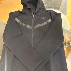 Nike Tech - Nike Tech kofta. Storlek S