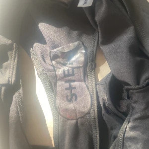 Svart bikini från Shein - Snygg svart bikini från Shein med hög midja och justerbara axelband. Toppen har en stilren design och byxorna är bekväma med bra täckning. Perfekt för en dag på stranden eller vid poolen.