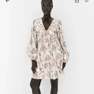 Blommig klänning - Säljer min blommiga klänning från HM köpt förra året men aldrig använd. Prislappen finns kvar.