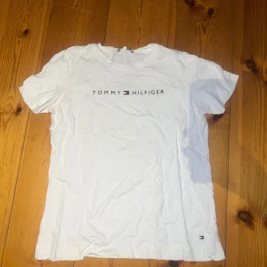 Tommy hilfiger T-shirt - Vit Tommy T-shirt, jätte skön att ha på sommaren. Säljer då jag ej använder den längre. 