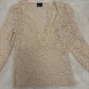 Beige spetsblus med v-ringning - Säljer spets tröja från Gina tricot som är nästintill oanvänd och i ett mycket bra skick!💞