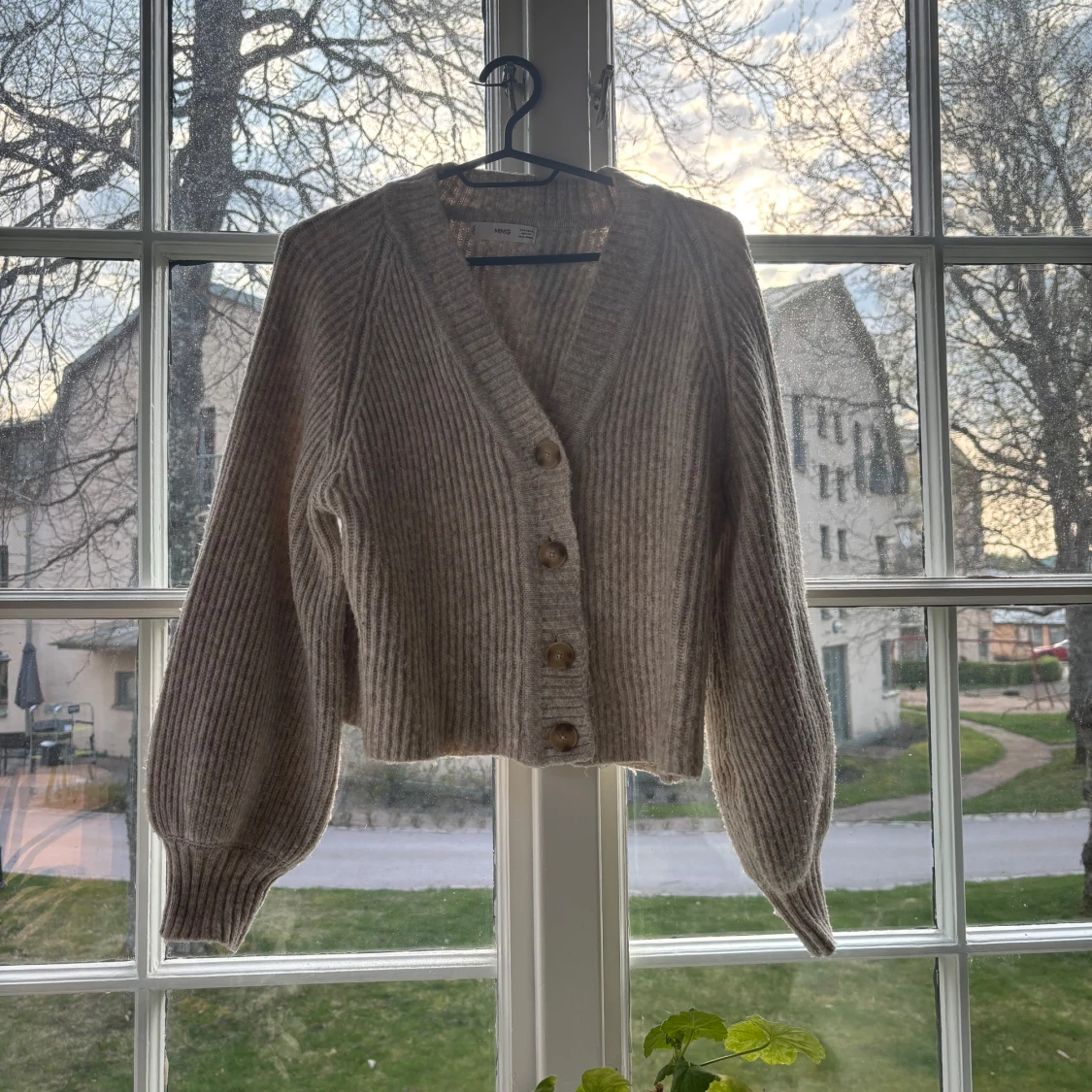 Beige ribbad kofta från Mango