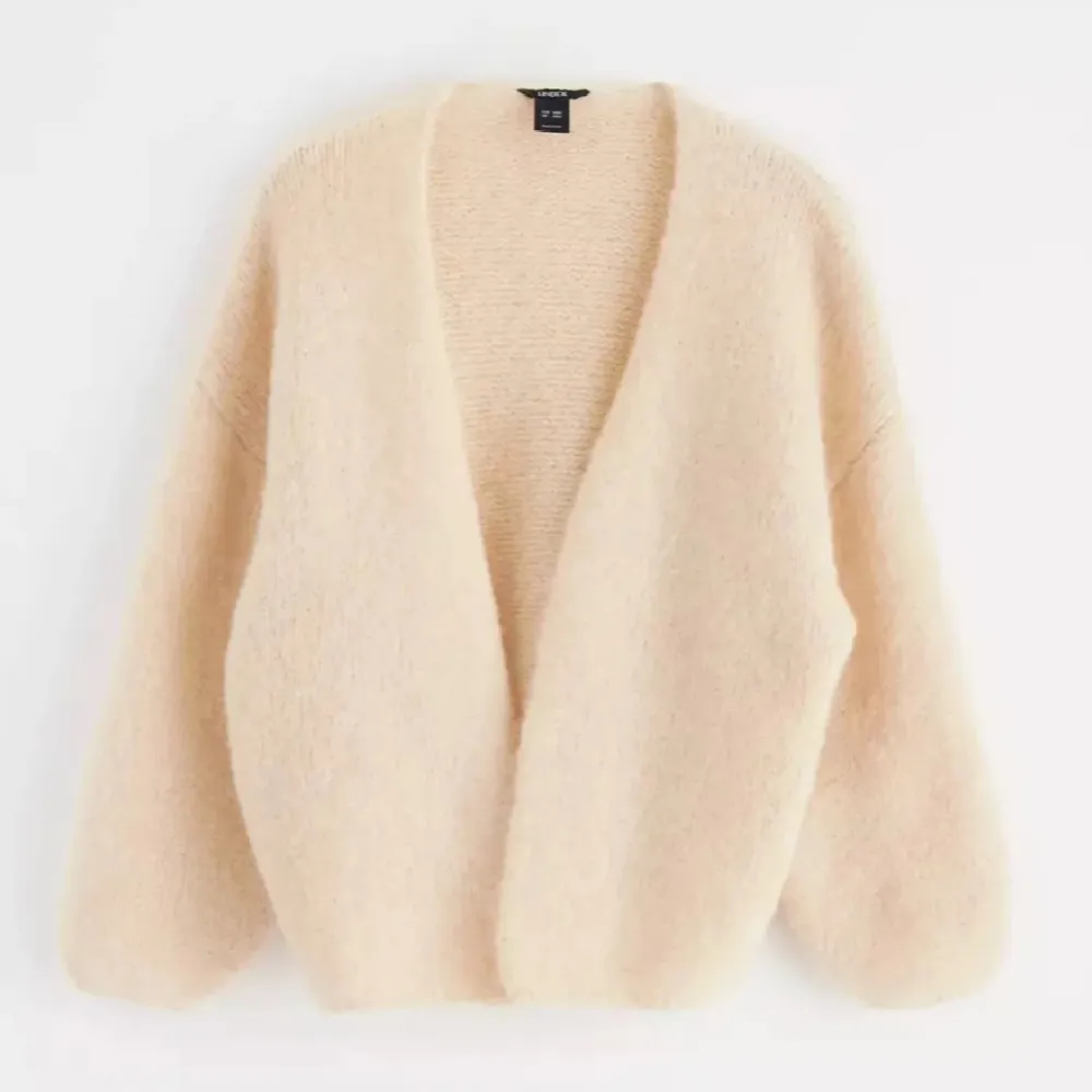 Supermjuk och oversized beige kofta med lång ärm och öppen front. . Neuletakit & Villapaidat.