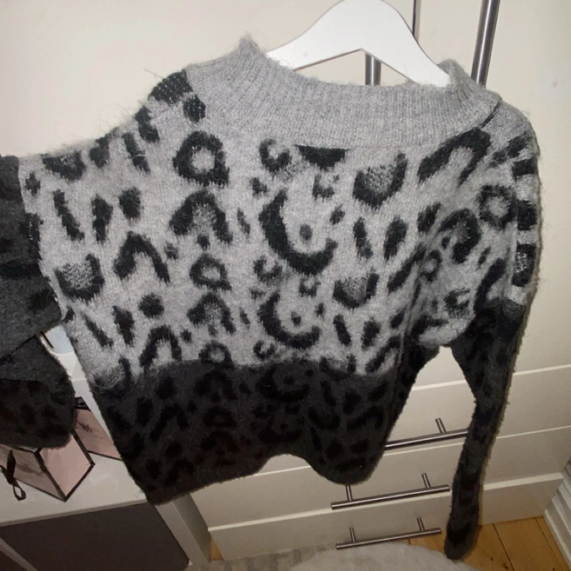 Grå och svart leopardmönstrad tröja - 1