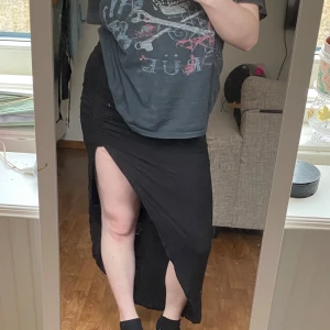 Rare slit-cut skirt - Svart kjol från ONLY med snedskuren slits och underkjol från 2016. Stretchigt material både kring midjan och själva kjolen. Är i mycket bra skick. Designen produceras inte längre. Pris kan diskuteras 🌸