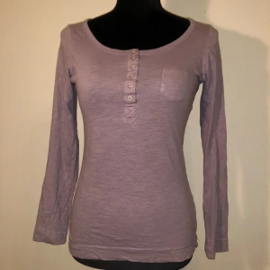 Långärmad tröja - Jätte fin tröja som ger lite twilight/tvd vibes! Färgen är grå och lite smuts lila. Säljer då den inte kommer till användning. Storlek 32/34(, passar som en S). Längd ca 60cm. Ärmlängd ca 57cm.