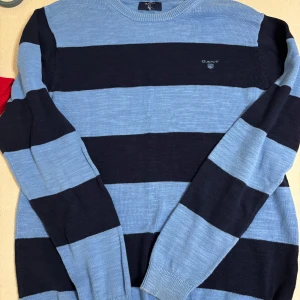 Randig tröja från Gant - Randig tröja från Gant. Tröjan har långa ärmar och en rund halsringning. 