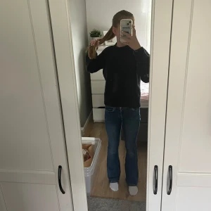 Lågmidjade jeans  - Lågmidjade jeans ifrån bikbok!! I storlek xs och 31 i längden💕