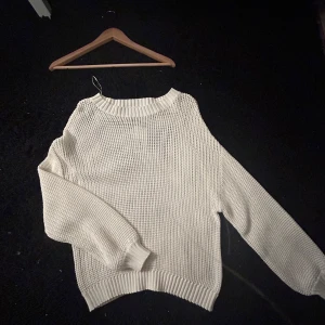 Vit stickad tröja från Cubus - Säljer en stilren vit stickad tröja från Cubus. Tröjan har en klassisk design med rund hals och långa ärmar. Perfekt för kyligare dagar och enkel att matcha med olika outfits. 