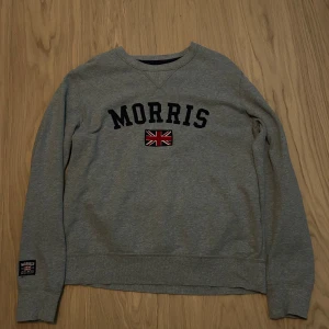 Morris Tröja - Fin och bekväm Morris tröja som ej kommit till mycket användning. Storlek S. en liten fläck som går och ta bort på bild 3. För mer frågor är det bara och skriva