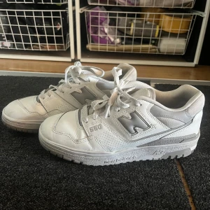 Vita New Balance 550 sneakers - Säljer ett par stilrena vita New Balance 550 sneakers, i storlek 39. Skorna är använda ett fåtal gånger och i superbra skick💕😊