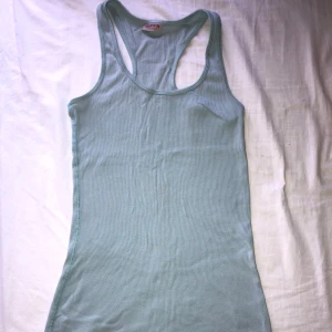 Ljusblå/turqos ribbad linne - Säljer en linne från Marwin. 