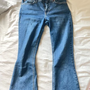 Lågmidjade bootcut jeans - Lågmidjade bootcut jeans med fin passform
