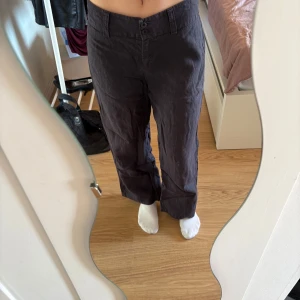 Mörkblå/svarta linnebyxor - Mörkblå, nästan svarta, linnebyxor från Cambio i 100% linne i väldigt bra kvalité. 