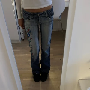 Blå jeans med broderi - Supersöta jeans, innerbenslängden är 82 och midjemåttet 36cm💞