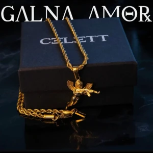 Guldhalsband med olika hängen från Celett - Upptäck ett urval av eleganta guldhalsband från Celett. Varje halsband har unika hängen, inklusive en ängel, ett kors med rosdetalj och en stjärna i en cirkel. Perfekt för att lägga till en touch av stil till din look. Kedjan är 55cm lång och tillverkad av Kirurgiskt stål (316L). Vattentåligt, rostfritt och allergifri. Samt pläterad genom en PVD 18K guldplätering det säljs i sett armband med halsband.