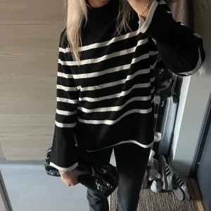 Randig stickad tröja - Super fin stickad tröja från h&m, använd fåtal gånger och har inga defekter!🧡
