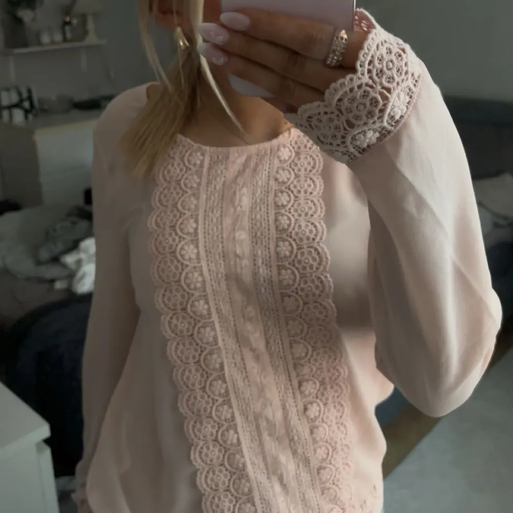 Säljer en söt rosa blus från Vila med vackra spetsdetaljer längs framsidan och vid ärmsluten, även nere vid midjan. Säljer denna då den inte kommit till användning. Som ny!💕. Puserot.