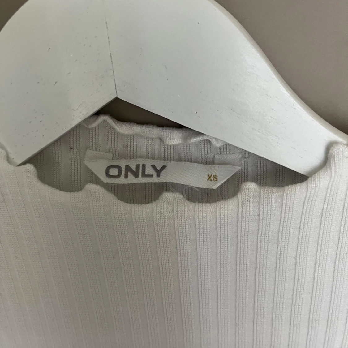 Vit ribbad topp från ONLY - 1