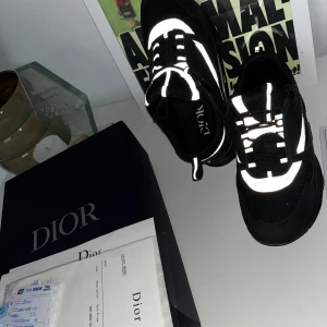 Dior B22  - Storlek 42. Pris kan diskuteras kvitto tillkommer.