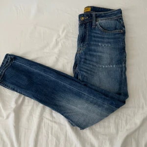 Blå skinny jeans från Jack & Jones - Snygga blå skinny jeans från Jack & Jones | storleken är W27 W30 | priset är ej hugget vid snabb affär //