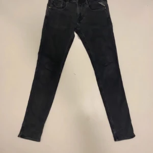 Svarta jeans från Replay - Snygga svarta jeans från Replay med en klassisk femficksdesign. De har en slim passform och är tillverkade i ett slitstarkt material. Perfekta för en stilren look.