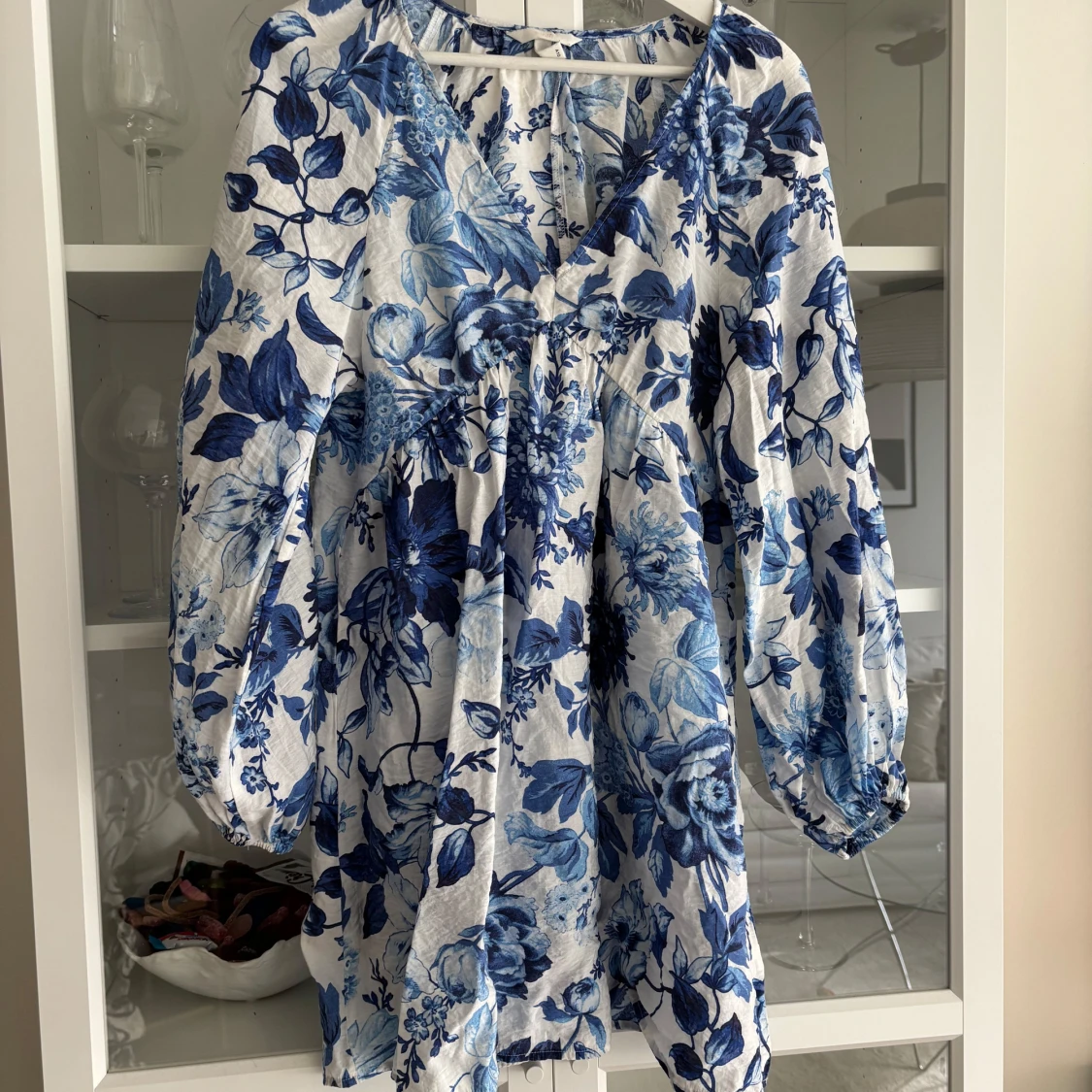 Blåvit blommig klänning