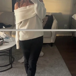 Vit ribbad offshoulder tröja - Säljer min helt slutsålda stilren vit ribbad tröja med offshoulder-design. Tröjan har långa ärmar och en mjuk, bekväm passform. Perfekt för en avslappnad men elegant look.