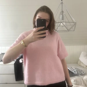 Rosa stickad tröja från Gina Tricot - Säljer en söt rosa stickad tröja från Gina Tricot. Tröjan har korta ärmar och en enkel design som passar perfekt för en avslappnad stil. Perfekt för vår och sommar! I superbra skick!🥰finns på fler sidor så hör av dig innan du köper, tack!💗