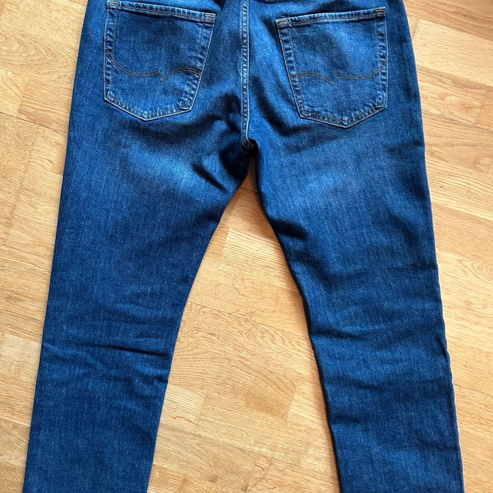 Straight jeans från Jack & Jones i ny skick. Saknar prislappen och andra tags. Storlek: W33 L32. Skriv vid minsta fundering eller vid fler bilder.. Farkut & Housut.
