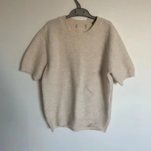 Beige kortärmad  - Kortärmad stickad tröja, säljer då den inte kommer till användning. Lappen är bortklippt så vet tyvärr inte vart den är ifrån. Skulle tro att den är i storlek s. Hör av dig vid frågor eller om fler bilder önskas 💗
