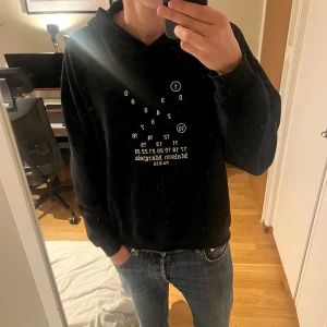 Hoodie från Maison Margiela - Säljer en as snygg hoodie från Maison Margiela. ”Numbers” heter modellen. Nypris 10 000, mitt pris 3000kr! Fråga gärna och lägg bud!