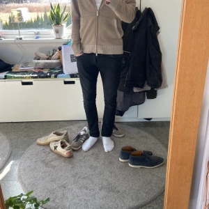 Dondup slim fit jeans - Dondup mius jeans i svart färg. Jättefint skick i waist 29.  Ordinarie pris på miinto: 2500kr. Kvitto finns vid efterfrågan. 