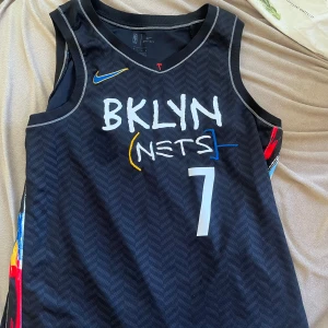 Svart Brooklyn Nets basketlinne från Nike - Säljer ett svart Brooklyn Nets special edition jersey med Kevin Durant på ryggen. Nypris ligger på ca 800kr. Använd fåtal gånger och är i gott skick. 