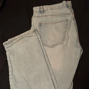 Ljusblå jeans från Gina Tricot - Ljusblå jeans från Gina tricot i storlek 36. Low/Mid waist. Säljes för att de aldrig kommer till användning. Använda väldigt få gånger. Baggy/straight jeans? 