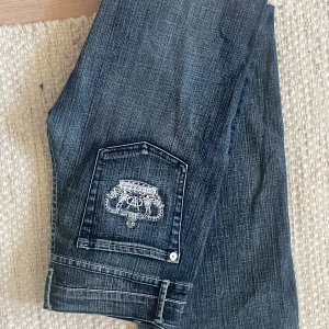 Victoria Beckham jeans - Skitsnygga bootcut victoria beckhamjeans, jag är 170cm, skulle säga att de är xs/s midja-39cm innerben-80cm