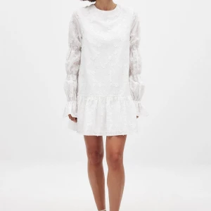 Studentklänning - Säljer då jag köpt en annan klänning till studenten💕 Bara prova den gång, prislappen kvar!! Storlek 34 men passar även 36🩷