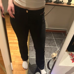 Svarta manchesterbyxor låg midja  - Manchesterbyxor som är köpta secondhand med en lös hälla. De är raka i modellen och har en låg midja. Lägger ut för 200, men buda gärna lägre!💕Finns ingen storlekslapp men jag skulle säga att de sitter som 38!