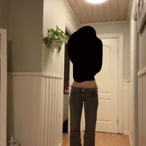 Grå jeans med låg midja - Säljer ett par grå jeans med låg midja och bootcut-stil. De har en klassisk femficksdesign och knäppning med dragkedja. De är grån Gina young så de är stl 164 ungeför XS/S och passar mig som är 170 lång. Bara använt några få gånger💗