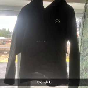 Svart jacka från Dope - Säljer en svart dope jacka som inte kommer till användning! aldrig använd! ny pris :1600kr 