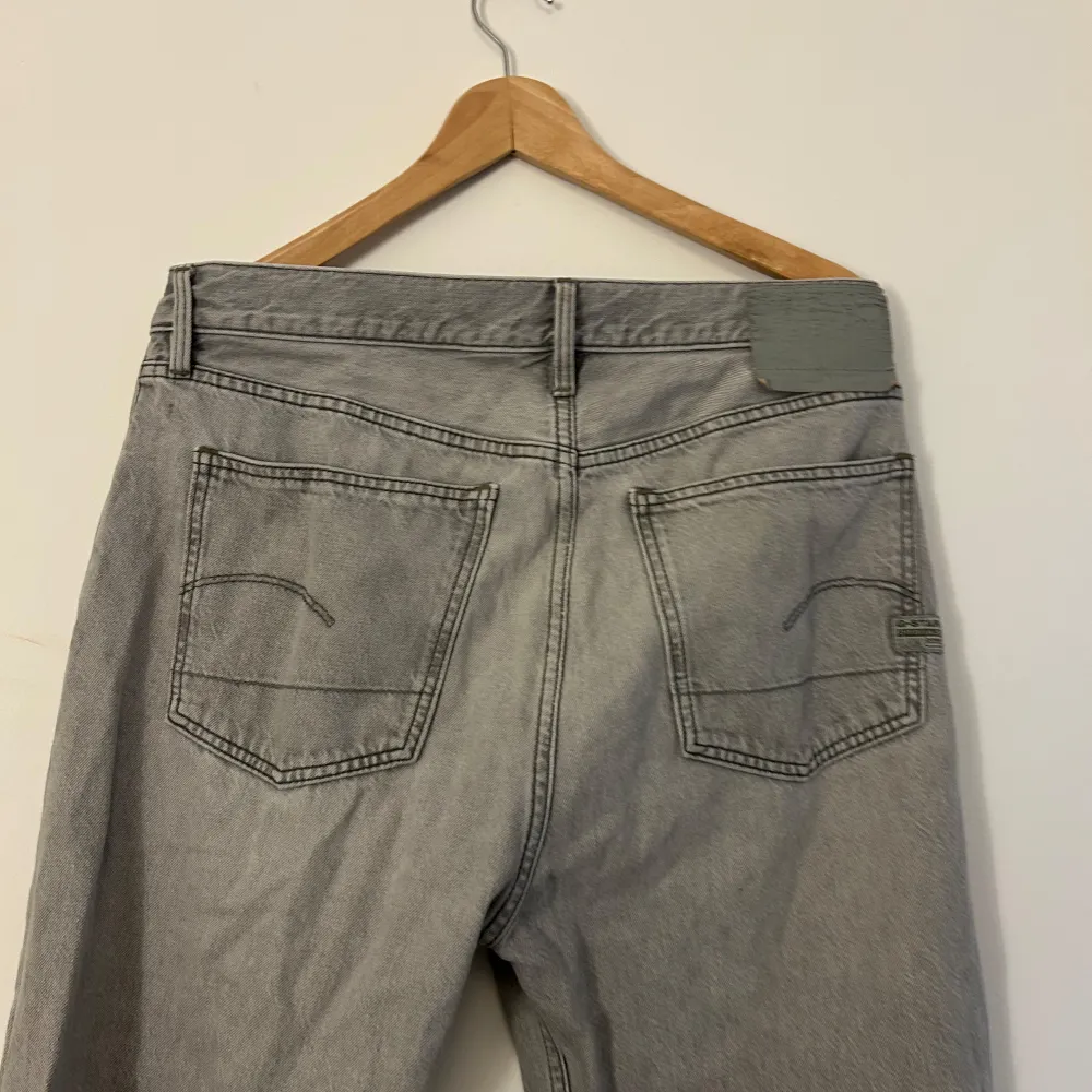 Snygga grå jeansbyxor med en klassisk femficksdesign. Byxorna har en rak passform och är perfekta för en avslappnad stil. De har en dragkedja och knapp framtill.. Farkut & Housut.