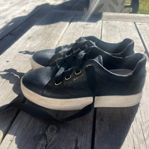Svarta sneakers från Gant - Säljer dessa på grund av att de tyvärr har blivit för små för mig.