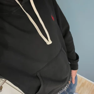 Ralph Lauren hoodie - Säljer denna klassiska Ralph Lauren hoodien⛩️ | Storlek: S, passar dig mellan 170-180 cm | Skick: 8/10, använd men finns inga defekter | Nypris: 2 200 kr | Mitt pris: 900 kr | Byten kan vara intressant🧐 | Bara att skriva vid funderingar✍️ 