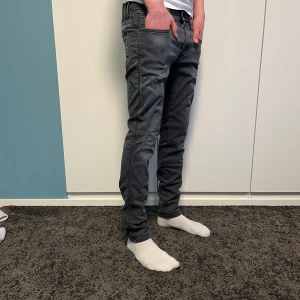 Replay anbass - Tja! Riktigt feta Replay anbass hyperflex i storlek 28/32. Jeansen är i mycket bra skick och har några riktigt snygga slitningar som ni ser på bild 5🔥 Modellen är ca 177. Pris kan diskuteras vid snabb affär, kom med frågor!