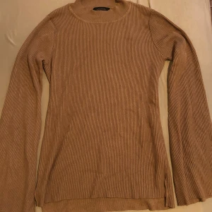 Beige ribbad tröja  - Säljer en stilren beige ribbad tröja från atmosphere. Tröjan har en klassisk design med långa ärmar och en rund halsringning. Perfekt för lager-på-lager under kyligare dagar eller om du ska på en fancy middag.