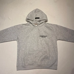 Essentials Fear Of God Hoodie  - Fin essentials fear of god hoodie i nyskick. Säljer då den inte passar mig. Inga defekter. Har byxor som matchar också, kan säljas som tracksuit.  OBS: Hoodien är storlek M med baggy fit. 
