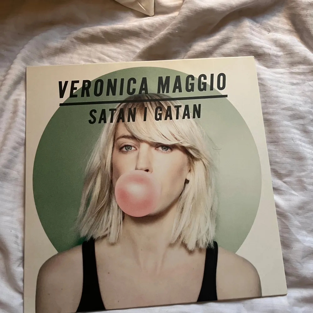 Vinylskiva av Veronica Maggio 'Satan i gatan'. Skivan har inga defekter och priset kan diskuteras!đ. Muu.