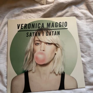 Satan i gatan av Veronica Maggio - Vinylskiva av Veronica Maggio 'Satan i gatan'. Skivan har inga defekter och priset kan diskuteras!💗
